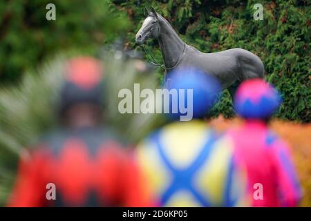 Eine allgemeine Ansicht als Jockeys ihren Weg zum Paradering am Kempton Park Racecourse machen. Stockfoto