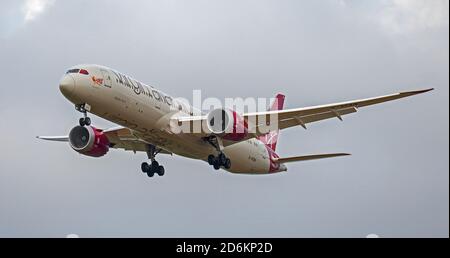 Virgin Atlantic Boeing 787 Dreamliner G-VFAN über den endgültigen Ansatz Flughafen London-Heathrow LHR Stockfoto