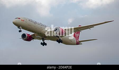 Virgin Atlantic Boeing 787 Dreamliner G-VFAN über den endgültigen Ansatz Flughafen London-Heathrow LHR Stockfoto