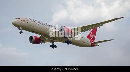 Virgin Atlantic Boeing 787 Dreamliner G-VFAN über den endgültigen Ansatz Flughafen London-Heathrow LHR Stockfoto