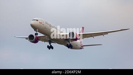 Virgin Atlantic Boeing 787 Dreamliner G-VNYL über die endgültige Annäherung an Flughafen London-Heathrow LHR Stockfoto
