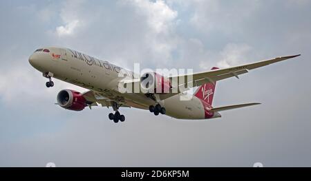 Virgin Atlantic Boeing 787 Dreamliner G-VNYL über die endgültige Annäherung an Flughafen London-Heathrow LHR Stockfoto