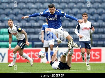 Kieffer Moore von Cardiff City (oben) springt während des Sky Bet Championship-Spiels in Deepdale, Preston, gegen Andrew Hughes von Preston North End. Stockfoto