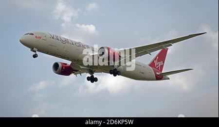Virgin Atlantic Boeing 787 Dreamliner G-VNYL über die endgültige Annäherung an Flughafen London-Heathrow LHR Stockfoto