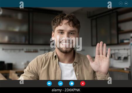 Kopfaufnahme Porträt Bildschirm Ansicht lächelnder Mann winkende Hand Stockfoto