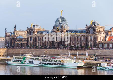 Blick auf die Akademie der Bildenden Künste Dresden - Hochschule für Bildende Künste Dresden vom gegenüberliegenden Ufer der Elbe. Dresden, Sachsen, Deutschland. Stockfoto