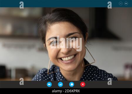 Head shot Portrait Bildschirm Ansicht lächelnd indische Frau online chatten Stockfoto