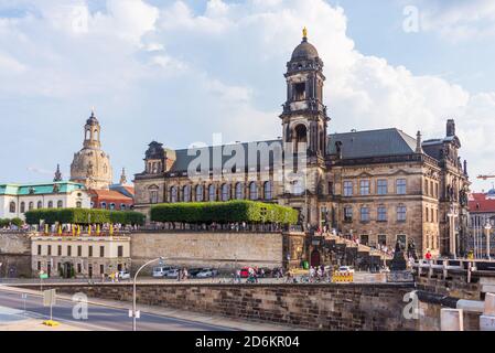 Dresden, Sachsen / Deutschland - 08 15 2020: Menschen, die vor dem Oberlandesgericht, der Frauenkirche und der Brühlschen Terrasse spazieren. Ansicht von Stockfoto