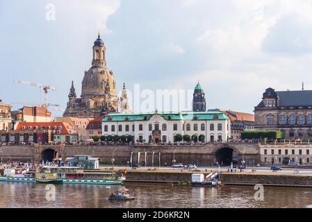 Die Sekundogenitur, Frauenkirche und Brühls Terrasse. Blick vom gegenüberliegenden Ufer der Elbe mit Wanderern. Dresden, Sachsen, Deutschland. Stockfoto