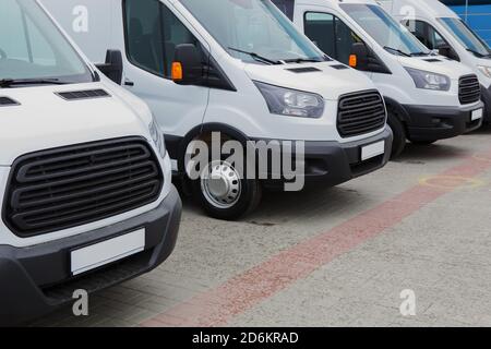 Anzahl der neuen weißen Kleinbusse und Lieferwagen, die außerhalb Stockfoto