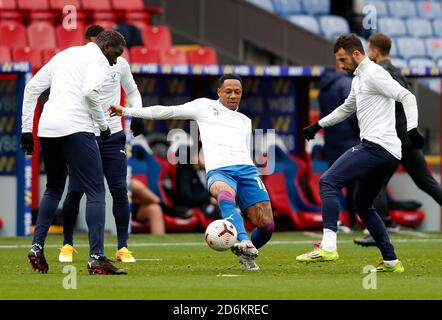 Nathaniel Clyne (Mitte) von Crystal Palace erwärmt sich vor dem Premier League-Spiel im Selhurst Park, London. Stockfoto