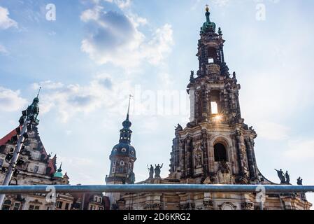 Die katholische barocke Kathedrale der Heiligen Dreifaltigkeit durch den Zaun mit Sonnenleuchten gesehen. Ein Gebäude aus dem 18. Jahrhundert, das von Gaetano Chiavery entworfen wurde. Stockfoto