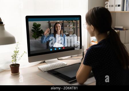 Rückansicht Geschäftsfrau macht Videoanruf an Kollegen zu Hause Stockfoto