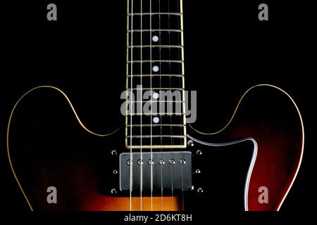 Semi-akustische E-Gitarre Teilkörper und Hals isoliert auf Schwarzer Hintergrund Stockfoto