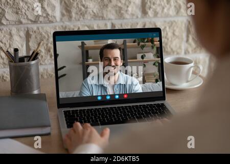 Rückansicht Nahaufnahme einer Geschäftsfrau, die einen Videoanruf an einen Kollegen führt Stockfoto