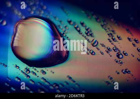 Schöne mehrfarbige Wassertropfen von holographischen Effekt. Hintergrund Muster für Design. Makrofotografie. Stockfoto