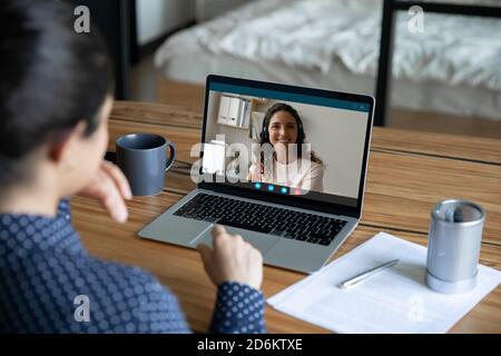 Rückansicht indische Geschäftsfrau im Chat mit Kollegen, mit Laptop Stockfoto