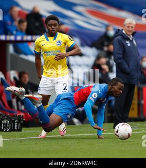 Tariq Lamptey von Brighton und Hove Albion fouls Tyrick Mitchell vom Crystal Palace während des Premier League-Spiels im Selhurst Park, London. Stockfoto