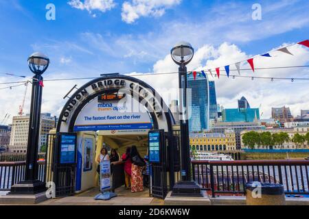 London Bridge City Pier am Südufer der Themse in London, Großbritannien, in der Nähe von London Bridge.serves als Hauptpier der City of London Stockfoto