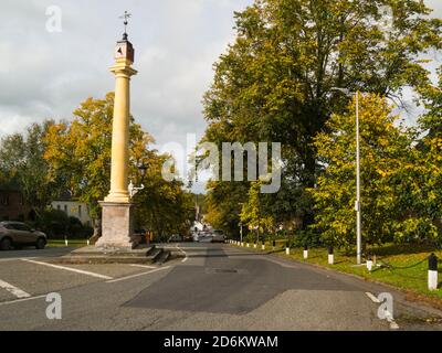 Blick auf Linde ausgekleidet ungewöhnlich breiten Boroughgate von attraktiv Marktstadt Appleby-in-Westmoreland Cumbria England UK High Cross prominent Stockfoto