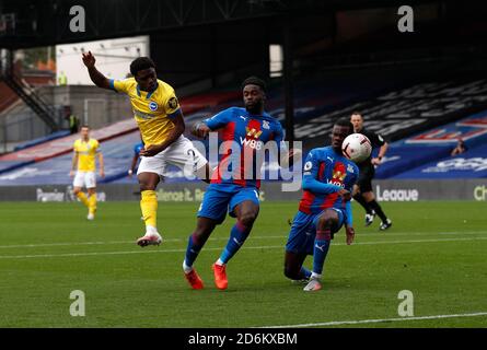 Tariq Lamptey von Brighton und Hove Albion versucht im Premier League-Spiel im Londoner Selhurst Park einen Torschuss. Stockfoto