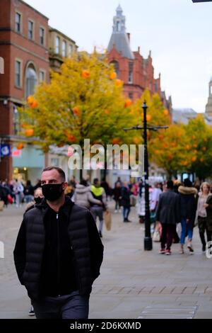 Manchester / Großbritannien - 17. Oktober 2020: Manchester Street während Pandemie. Junger Mann mit schwarzer Gesichtsmaske. Stockfoto