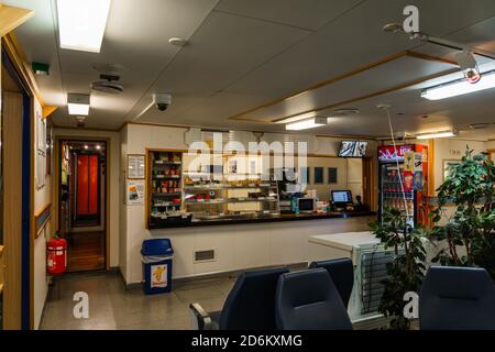 Editorial 09.07.2019 Eidsdal Norwegen Cafe an Bord des kleinen Autos Fähre Geiranger Stockfoto