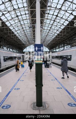 Manchester / Großbritannien - 17. Oktober 2020: Manchester Piccadilly Railway Station und die COVID-19 Zeichen auf dem Bahnsteig zu sehen. Stockfoto