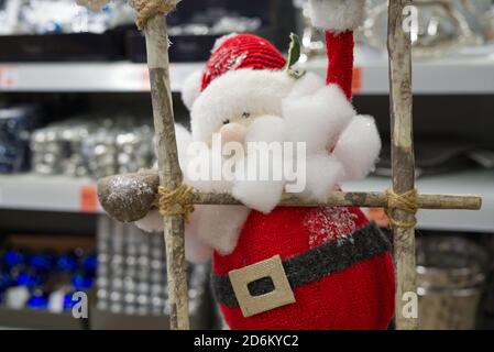 Spielzeug weihnachtsmann klettert Holztreppen nach oben Stockfoto