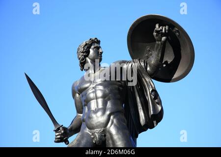 Die viktorianische Achilles-Bronzestatue, bekannt als Wellington Monument in Hyde Park Corner, London, England, UK, die von Richard Westmacot modelliert wurde Stockfoto