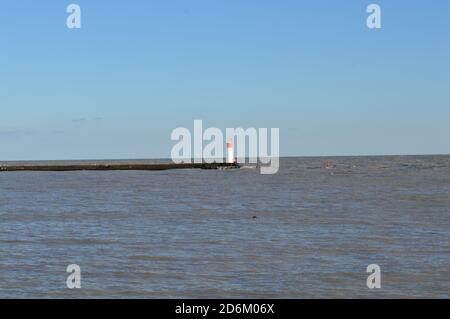 Leuchtturm Steht Allein In Der Ferne Stockfoto