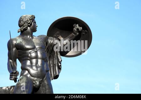 Die viktorianische Achilles-Bronzestatue, bekannt als Wellington Monument in Hyde Park Corner, London, England, UK, die von Richard Westmacot modelliert wurde Stockfoto