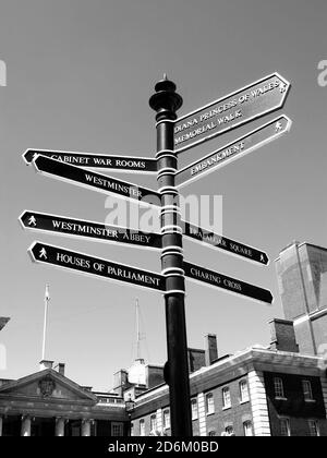 London Retro Street Wegweiser mit Wegbeschreibungen zu einigen der Die meisten berühmten Sehenswürdigkeiten monochrome Bild Stockfoto