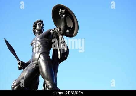 Die viktorianische Achilles-Statue aus Bronze, bekannt als Wellington Monument in Hyde Park Corner, London, England, Großbritannien, errichtet 1822 Stockfoto