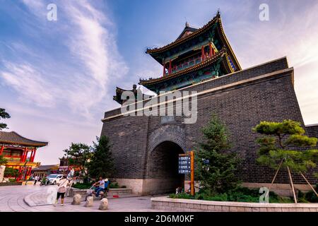 Qinhuangdao / China - 23. Juli 2016: Der Glockenturm und der Trommelturm an der Großen Mauer von Laolongtou, Shanhaiguan, der Shanhai-Pass Stockfoto