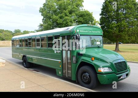 Shuttle Bus im Mammoth Cave National Park in der Nähe des Besucherzentrums, Kentucky, USA. Seit 1981 ist dieser Nationalpark auch UNESCO-Weltkulturerbe. Stockfoto