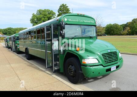 Shuttle Bus im Mammoth Cave National Park in der Nähe des Besucherzentrums, Kentucky, USA. Seit 1981 ist dieser Nationalpark auch UNESCO-Weltkulturerbe. Stockfoto