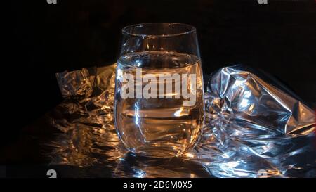 Wasserglas von außen beleuchtet Stockfoto