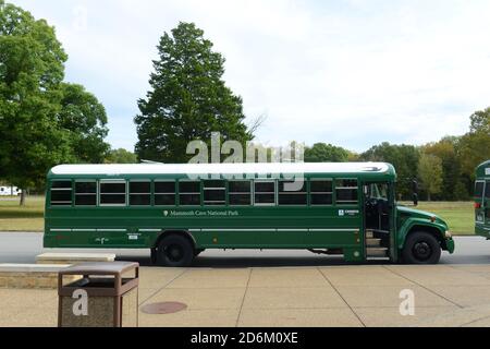 Shuttle Bus im Mammoth Cave National Park in der Nähe des Besucherzentrums, Kentucky, USA. Seit 1981 ist dieser Nationalpark auch UNESCO-Weltkulturerbe. Stockfoto