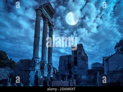 Forum Romanum bei Nacht, Rom, Italien. Mystery gruselige Ansicht der antiken Ruinen im Vollmond. Gruselige dunkle Szene mit alten zerstörten Häusern im Zentrum von Rom in tw Stockfoto