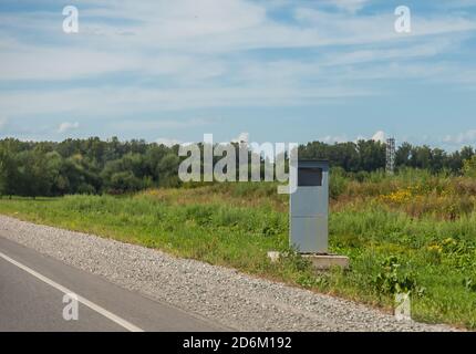 Radarkamera-Design auf der Seite der Straße, um die Geschwindigkeit der Fahrzeuge zu erfassen, um automatisch die Geldstrafe für Geschwindigkeitsüberschreitung und Verletzung zu bestimmen. Russische Ga Stockfoto