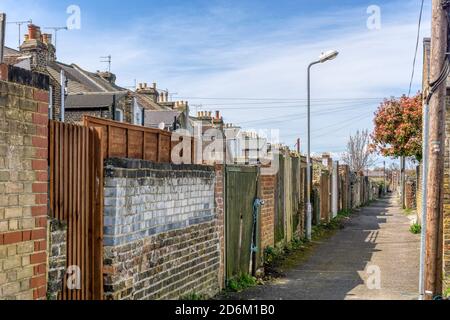 Hintergasse hinter Reihenhäusern in Margate, Kent. Stockfoto