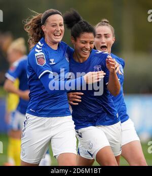 Evertons Valerie Gauvin (Mitte) feiert das zweite Tor ihres Spieles während des FA Women's Super League Spiels im Walton Hall Park, Liverpool. Stockfoto