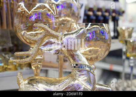 Statuette eines goldenen Hirsches vor dem Hintergrund Stockfoto