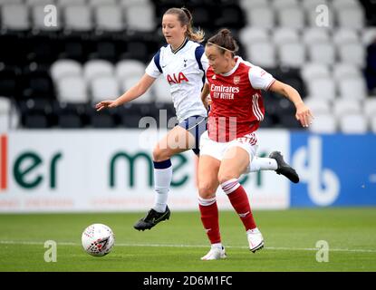 Arsenals Caitlin Foord (rechts) kämpft mit der Anna Filbey von Tottenham Hotspur um den Ball, bevor sie während des FA Women's Super League-Spiels im Meadow Park, London, das dritte Tor ihres Spielers erzielte. Stockfoto