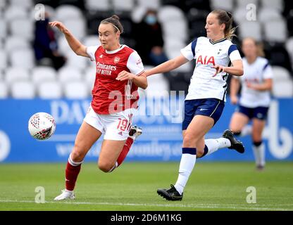 Caitlin Foord (links) von Arsenal kämpft mit Anna Filbey von Tottenham Hotspur während des Spiels der FA Women's Super League im Meadow Park, London, um den Ball. Stockfoto