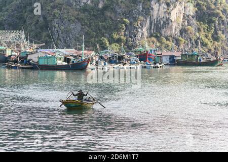 Schwimmendes Dorf auf Ha Long Bay, Cat Ba Island, Vietnam, absteigende Drachenbucht Asien Stockfoto