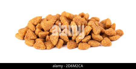 Trockenes Tierfutter, isoliert auf weißem Hintergrund. Haufen granulierter Tierfuttermittel. Granulat guter Ernährung für Hunde und Katzen. Stockfoto