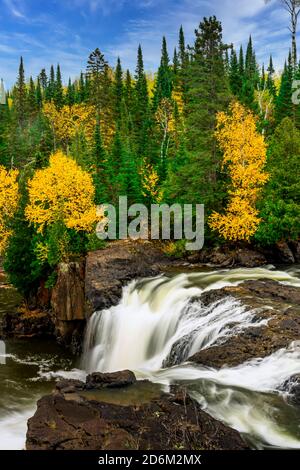 Die Middle Falls des Pegeon River im Pigeon River Provincial Park, Ontario, Kanada. Stockfoto