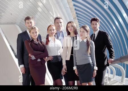 Porträt von Business-Team von Männern und Frauen in modernem Gebäude Stockfoto